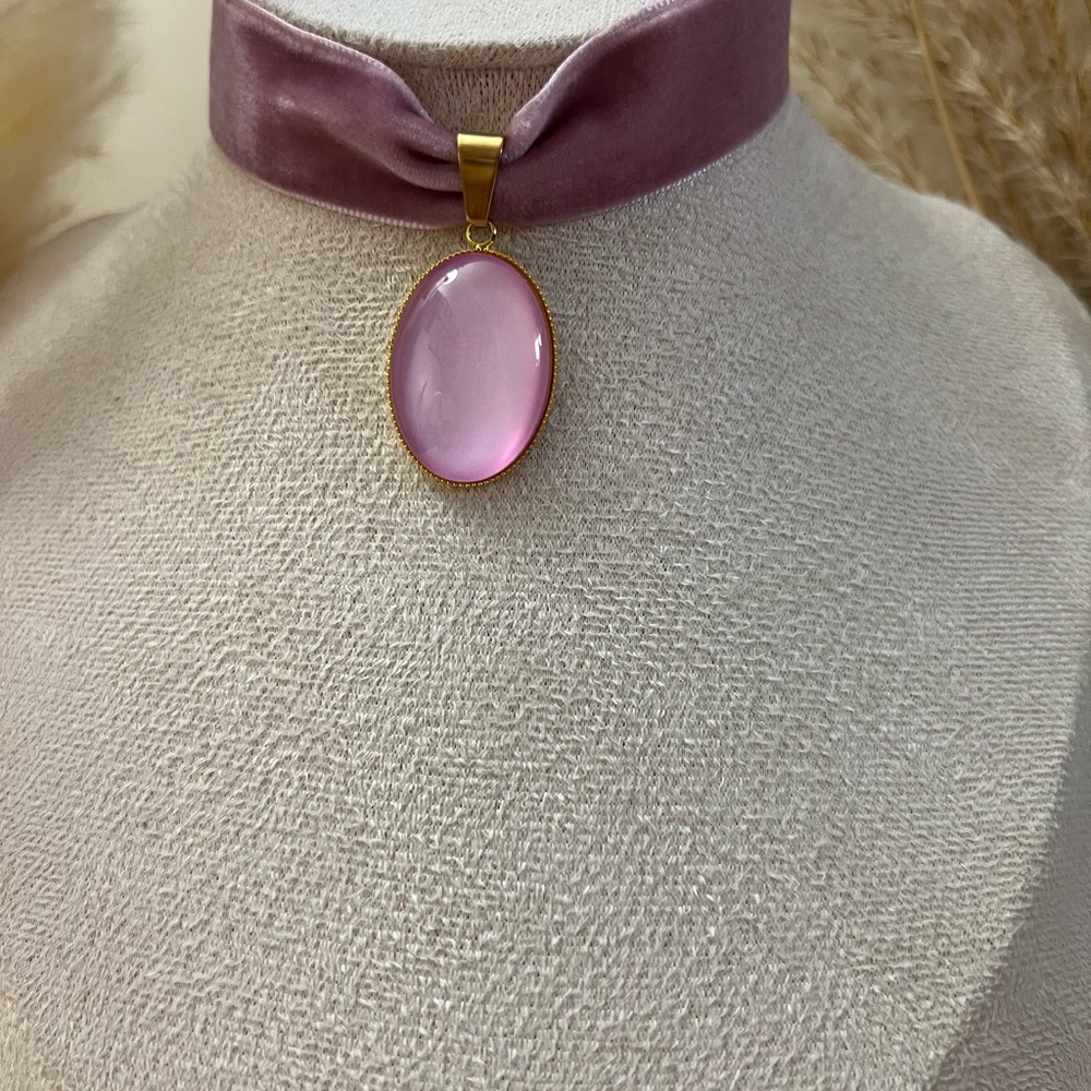 Handmade Po-Of-Color Statement Velvet Choker: Retro Choker Resin Pendant - Picture 9 of 16